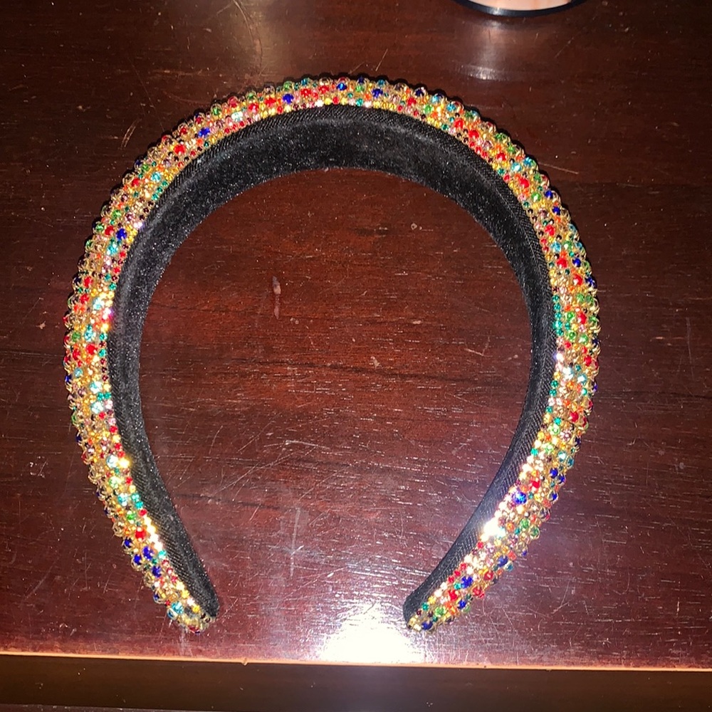 Selling a head band any questions ask😊